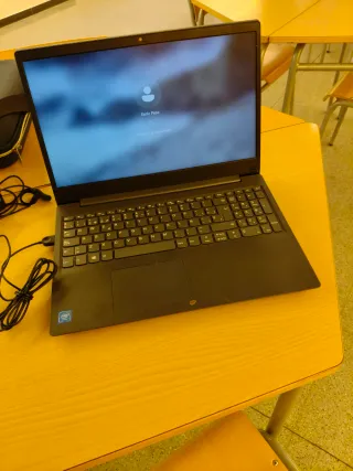 Computer portatile Lenovo V15-IGL nero