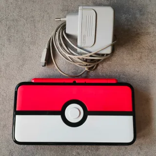 New Nintendo 2DS XL Pokeball Edition