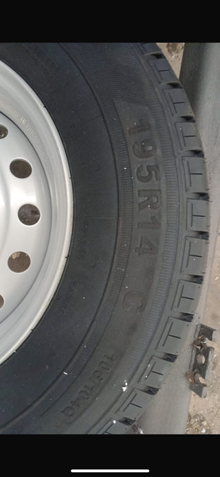 se venden Neumáticos 195R14C 106/104Q

