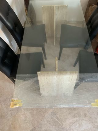 Mesa de cristal con base de piedra