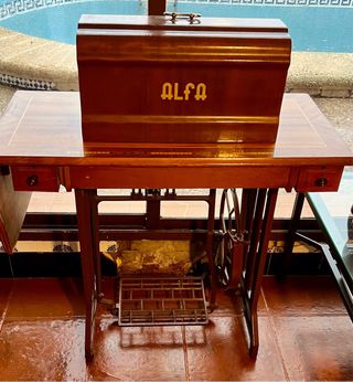 Máquina de coser Alfa con mueble