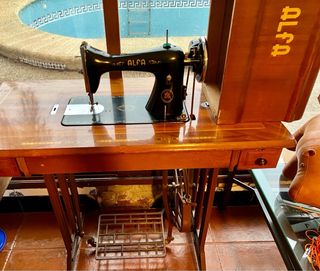 Máquina de coser Alfa con mueble