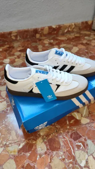 Zapatillas Adidas Blancas y Negras 