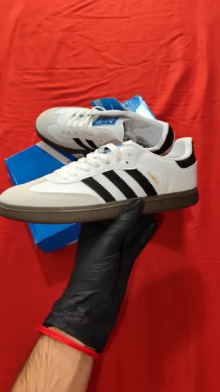 Zapatillas Adidas Blancas y Negras 