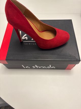 Zapato de tacón rojo La Strada