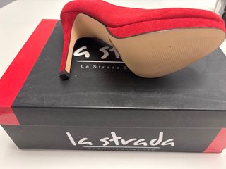 Zapato de tacón rojo La Strada