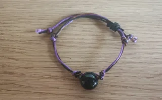 Pulsera con piedra negra y cordón morado regulable