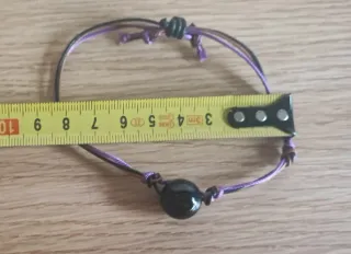 Pulsera con piedra negra y cordón morado regulable