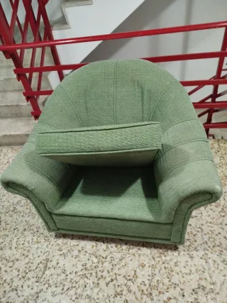 Sillón de tela verde