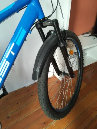 Bicicleta azul de montaña con muy poco uso