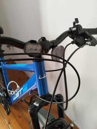 Bicicleta azul de montaña con muy poco uso