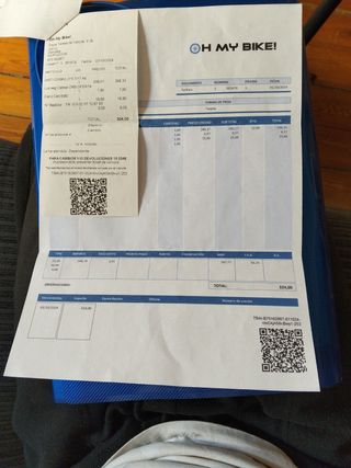 Bicicleta azul de montaña con muy poco uso