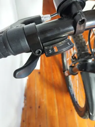 Bicicleta azul de montaña con muy poco uso