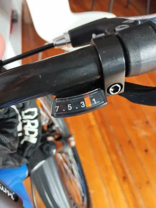 Bicicleta azul de montaña con muy poco uso