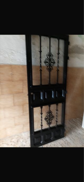 Puerta de forja decorada 