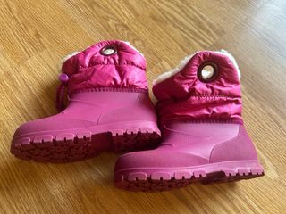 Botas y guantes de nieve infantiles. Talla 2 años.