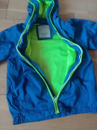Chaqueta azul con detalles verdes