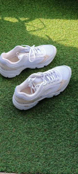 Zapatillas Fila Blancas y Beige Talla 38