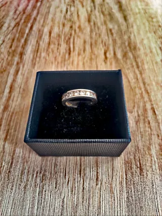 Anillo con circonitas plateado