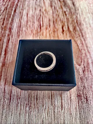 Anillo con circonitas plateado