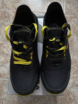 Zapatos de seguridad Cofra negros y amarillos