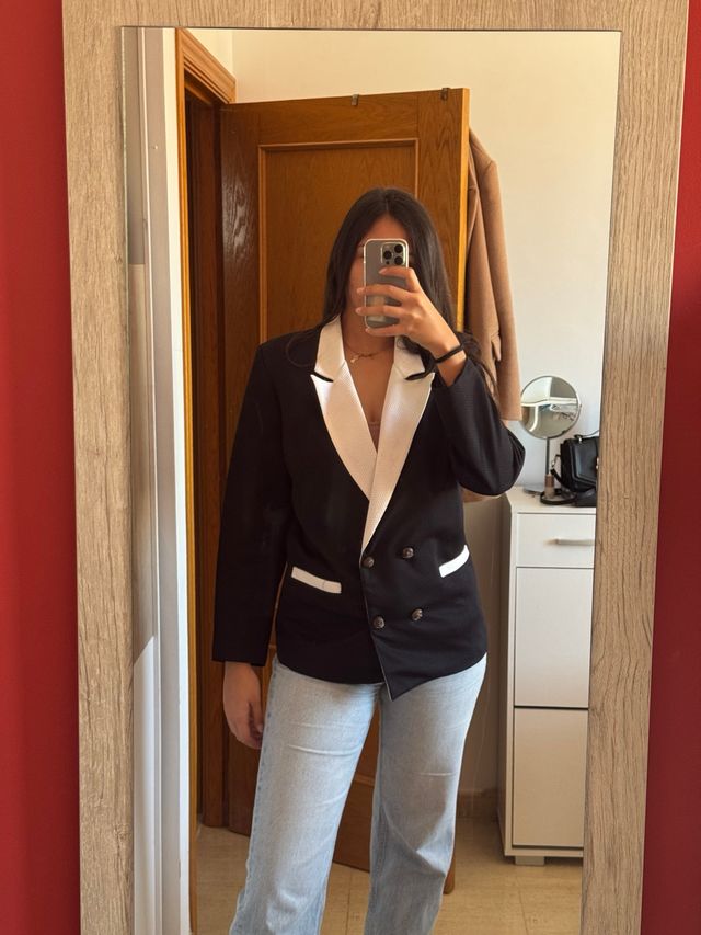 Blazer negro con solapa blanca