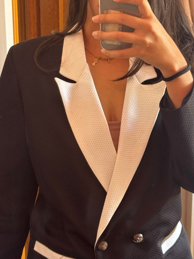 Blazer negro con solapa blanca