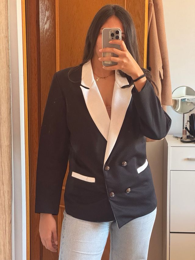 Blazer negro con solapa blanca