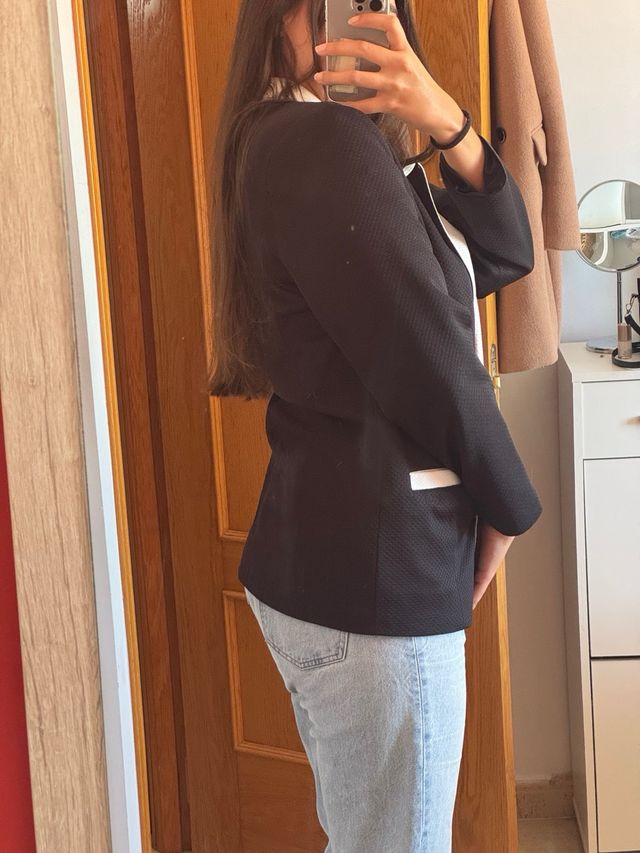 Blazer negro con solapa blanca