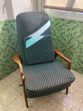 Sillón de madera tapizado y reclinable 