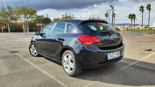 Opel Astra 2011
