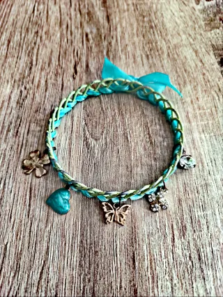 Pulsera trenzada con charms