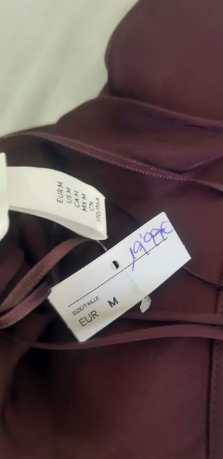 Vestido corto con espalda al aire. De H&M. Nuevo s