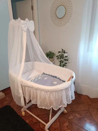 Moisés de mimbre blanco con dosel