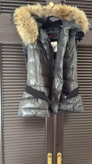Plumífero Moncler Talla L con pelo natural

