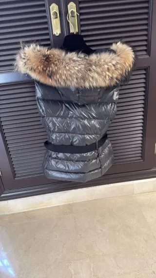 Plumífero Moncler Talla L con pelo natural

