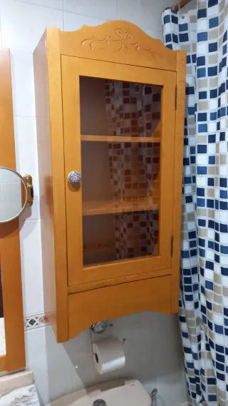 Mueble auxiliar de baño de madera con cristal.