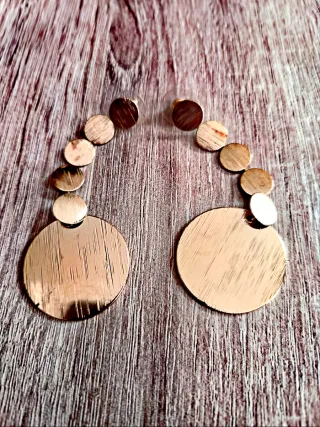 Pendientes dorados largos con círculos