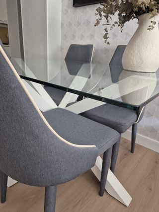 Mesa de comedor y 4 sillones