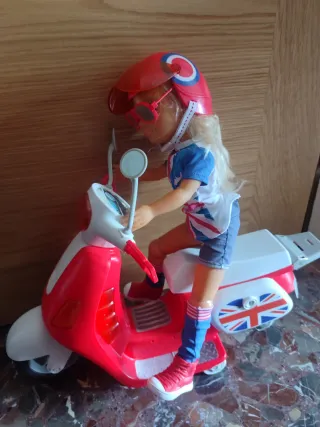 Nancy motorista con scooter