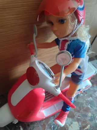 Nancy motorista con scooter