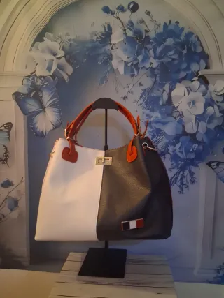 Bolso gris y blanco con detalles en naranja