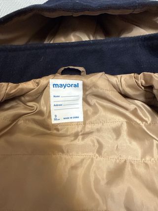 Parka niño azul con forro beige. Tiene 3 puestas. 