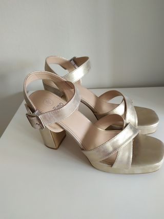Sandalias doradas tacón plataforma 