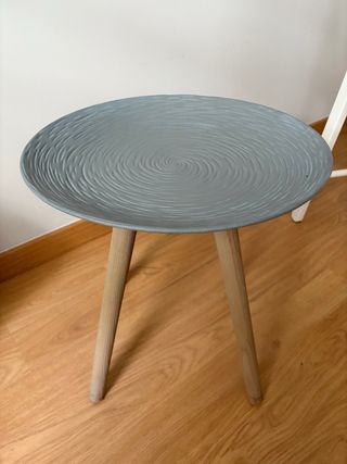 Mesa auxiliar redonda gris y madera