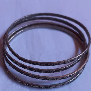 4 braccialetti in metallo con incisioni