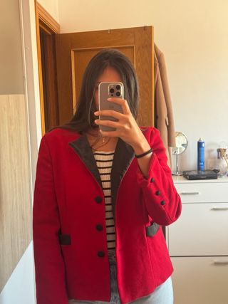 Americana roja con detalles negros