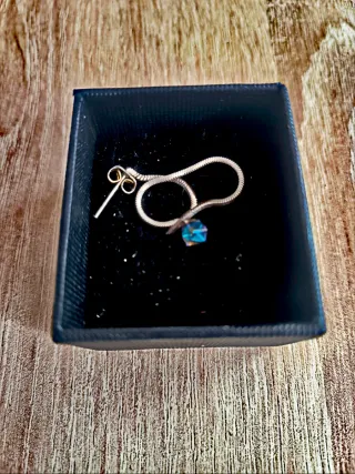 Pendiente con piedra azul y plata