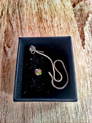 Pendiente individual con piedra multicolor