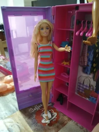 Armario Barbie con 3 Muñecas